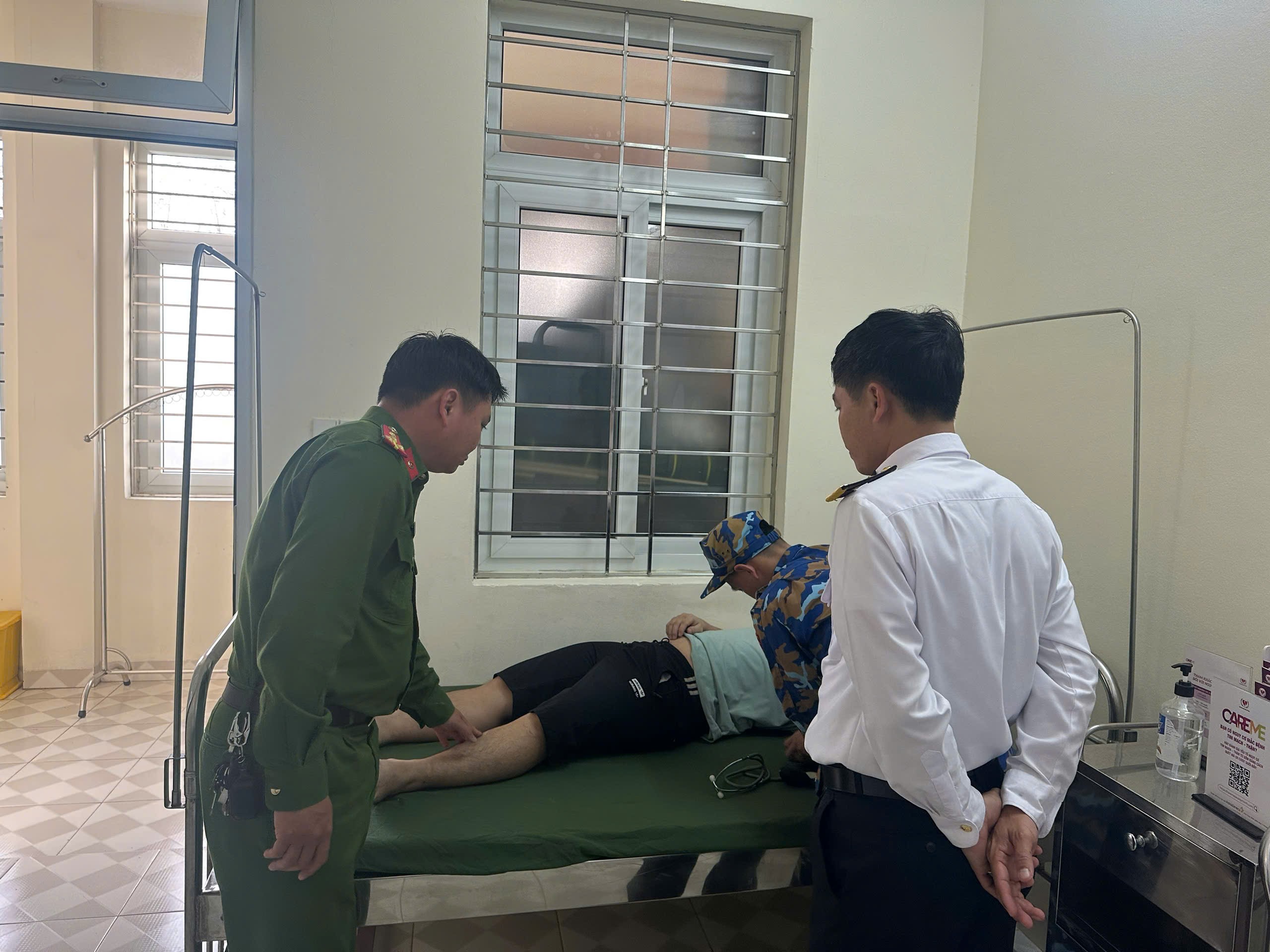 Công an phường Thuỷ Nguyên kịp thời phối hợp cứu nam thanh niên nhảy cầu Bính